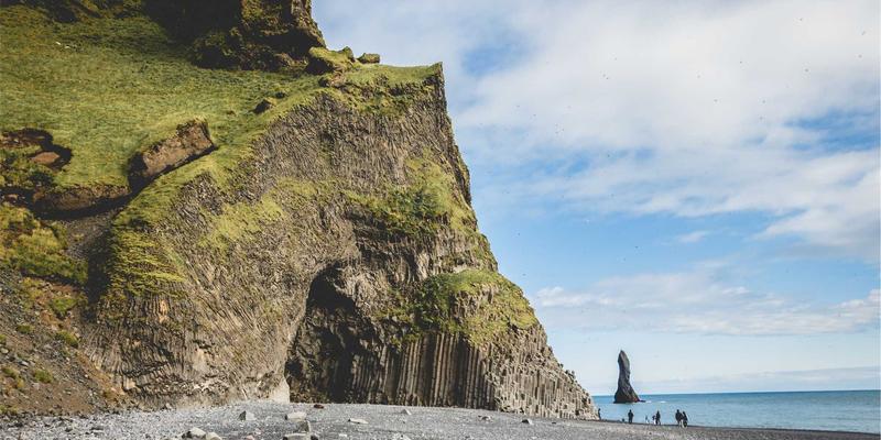 阿萨卢耶饮食文化探秘:在波斯湾沿岸品尝鲜鱼与地方特色的终极指南